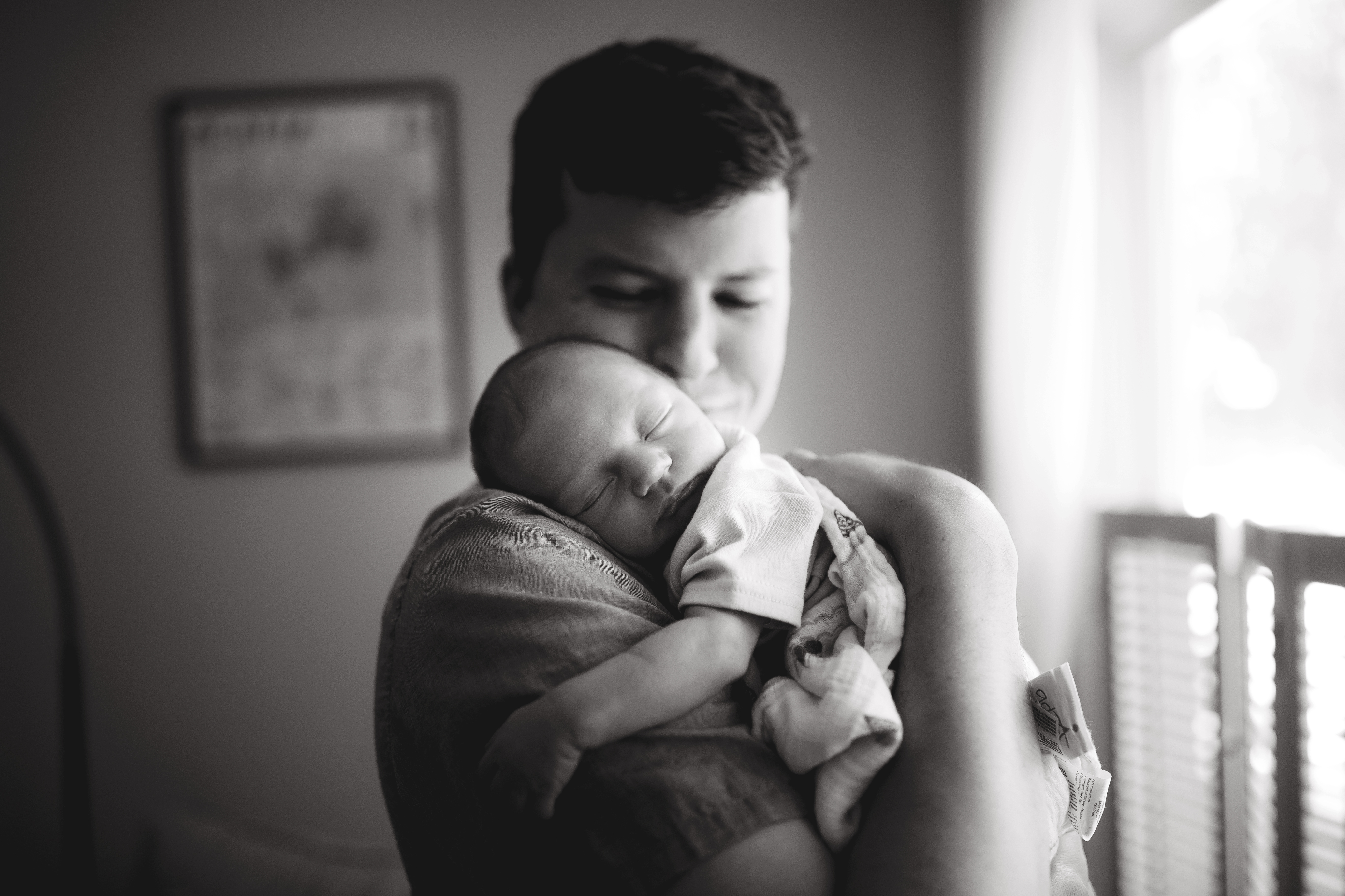 newborn baby in dads arms