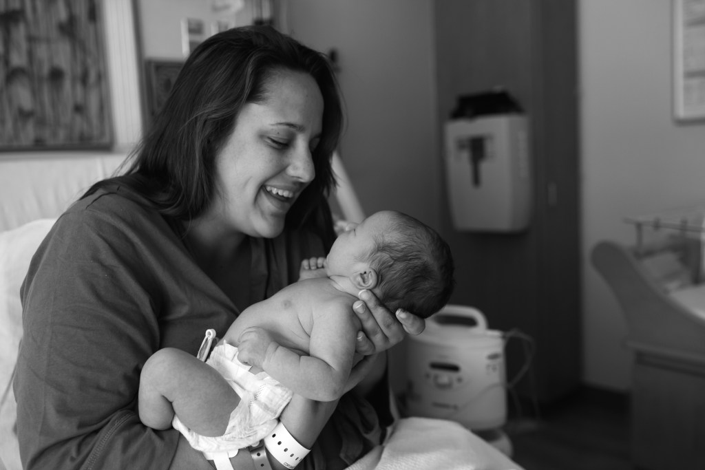 mother gives birth and sees baby